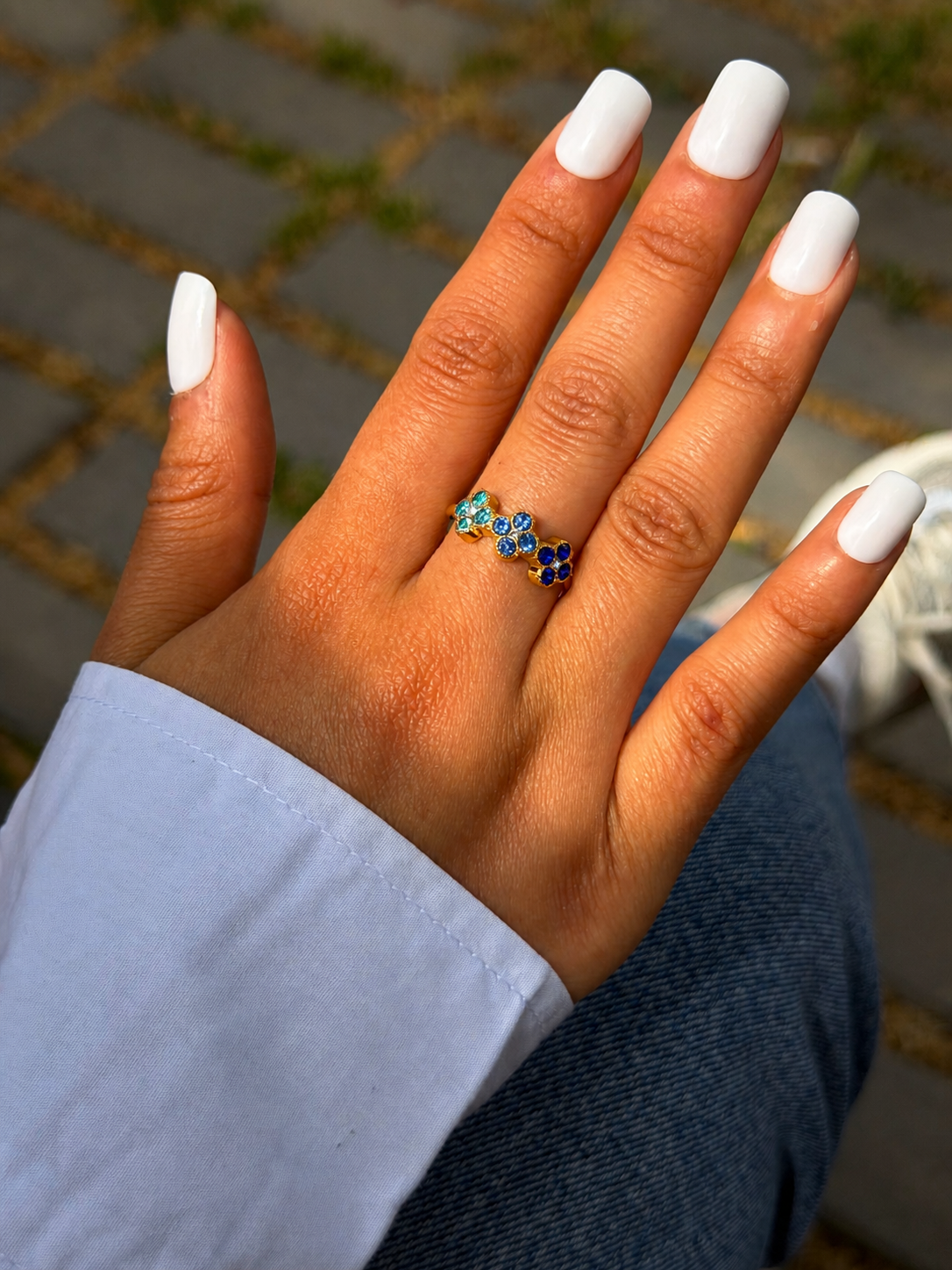 Anillo Floral Azul puesto